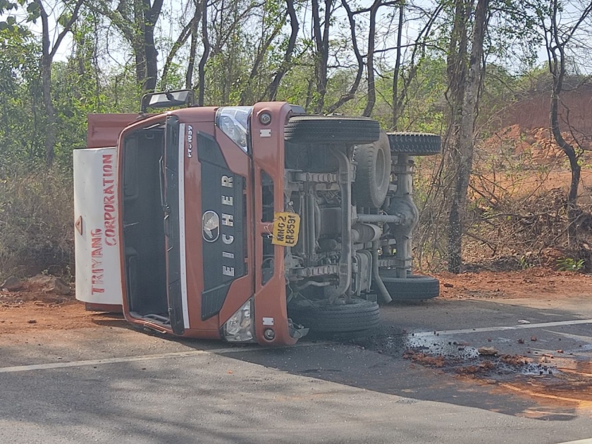 Accident due to driver losing control of tempo! Incident at Janwali | चालकाचा टेम्पोवरील ताबा सुटल्याने अपघात! जानवली येथील घटना 