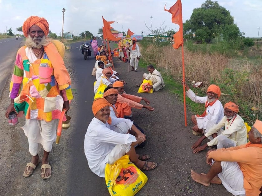 madhya pradesh dindi of maharaj to pandharpur 'steps running 1100 km' for vitthal | मध्य प्रदेशच्या चिंधी महाराजांची दिंडी, 'पाऊले चालती 1100 किमीची वाट'