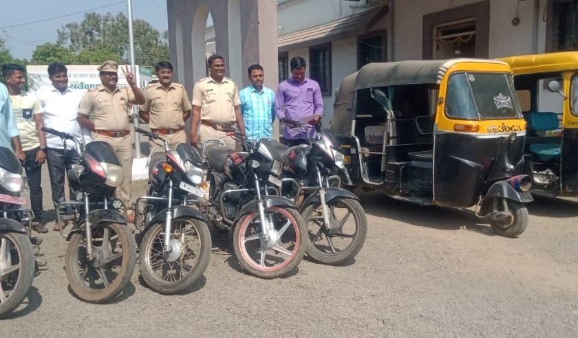 Caught by bike thief; Police seized five two-wheelers and two rickshaws from Sangola | दुचाकी चोरट्यास पकडले; पाच दुचाकी, दोन रिक्षा सांगोला पोलिसांनी केल्या जप्त