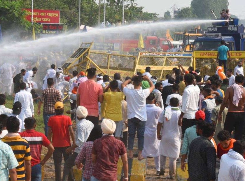 Water strike on farmers in Delhi, silent protest by workers in the state | दिल्लीत शेतकऱ्यांवर पाण्याचा मारा, राज्यात कर्मचाऱ्यांचा मूक निषेध