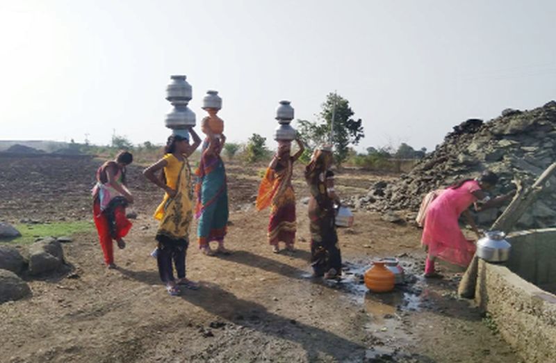 4 kms of women in water for water | पाण्यासाठी महिलांची ४ कि.मी.ची पायपीट