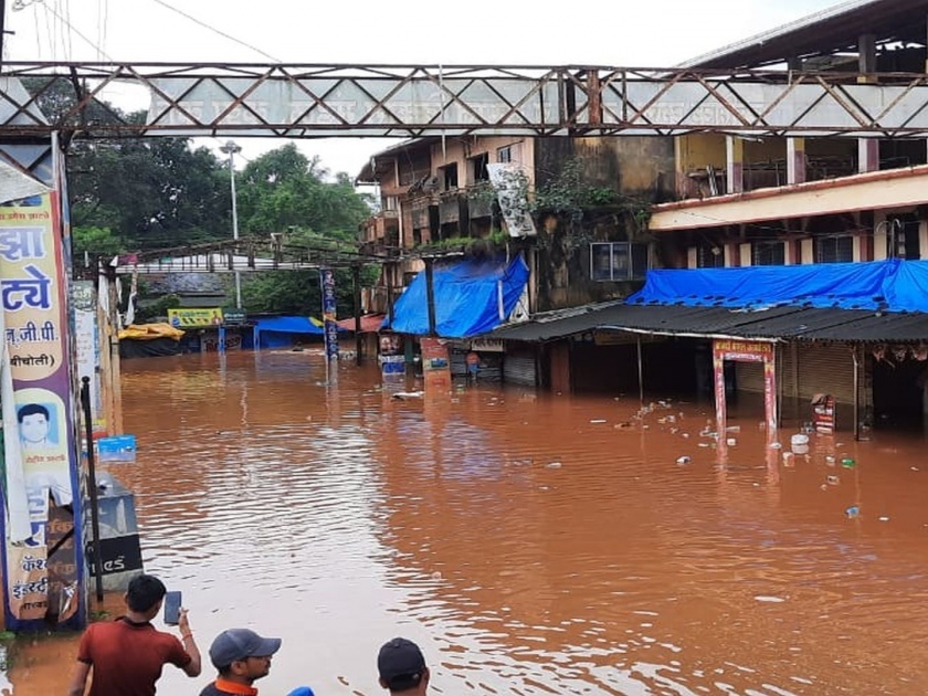 Flood waters in Sawantwadi taluka; banda, insuli, otavane markets in flooded water | Sindhudurg Flood: सावंतवाडी तालुक्यात पूराच्या पाण्याचा धुमाकूळ; लोक झोपेत असताना बाजारपेठांत पाणी घुसले