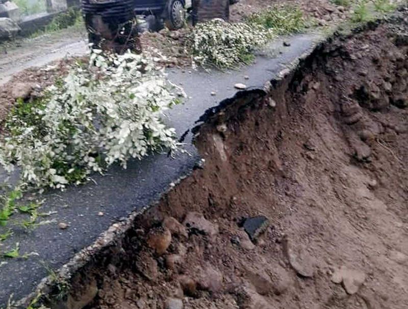 79 roads damaged in rural areas due to heavy rains | अतिवृष्टीच्या तडाख्यात ग्रामीण भागात ७९ रस्त्यांचे नुकसान !