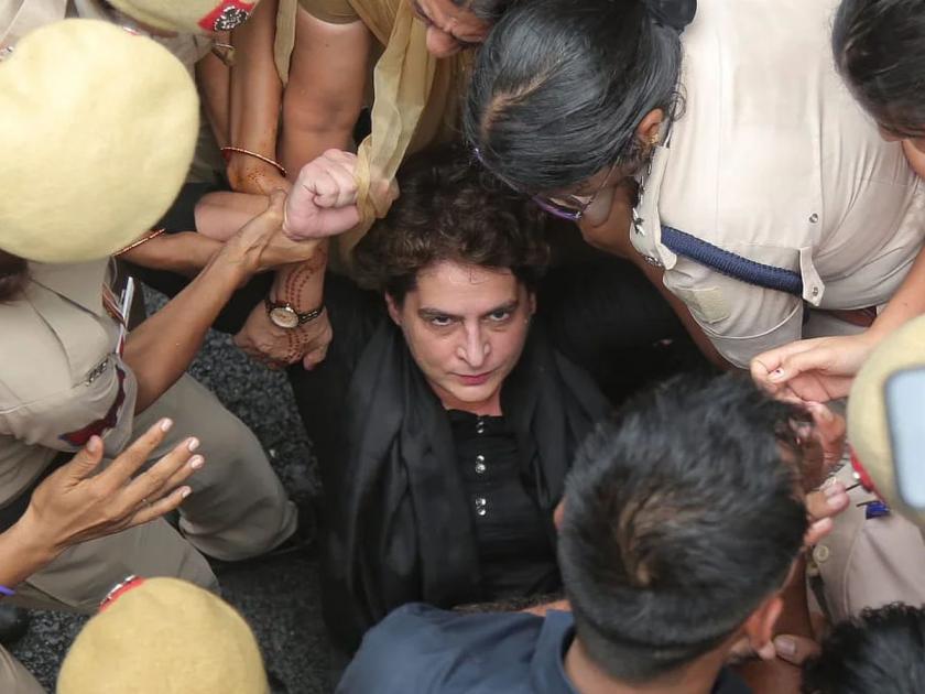Priyanka Gandhi was pushed and dragged into the police car in price hike agitation | प्रियांका गांधींना धक्काबुक्की, फरपटत नेले पाेलिसांच्या गाडीत