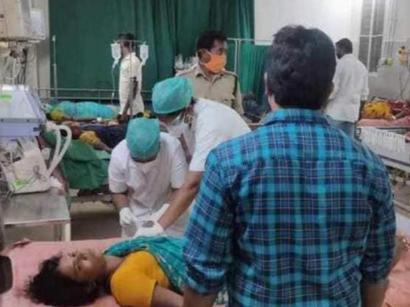 Ammonia Gas leak in mutton factory; More than 100 workers unconscious, children also critical UP's Aligarh | मटन फॅक्टरीमध्ये वायू गळती; 100 हून अधिक कामगार बेशुद्ध, मुलेही गंभीर