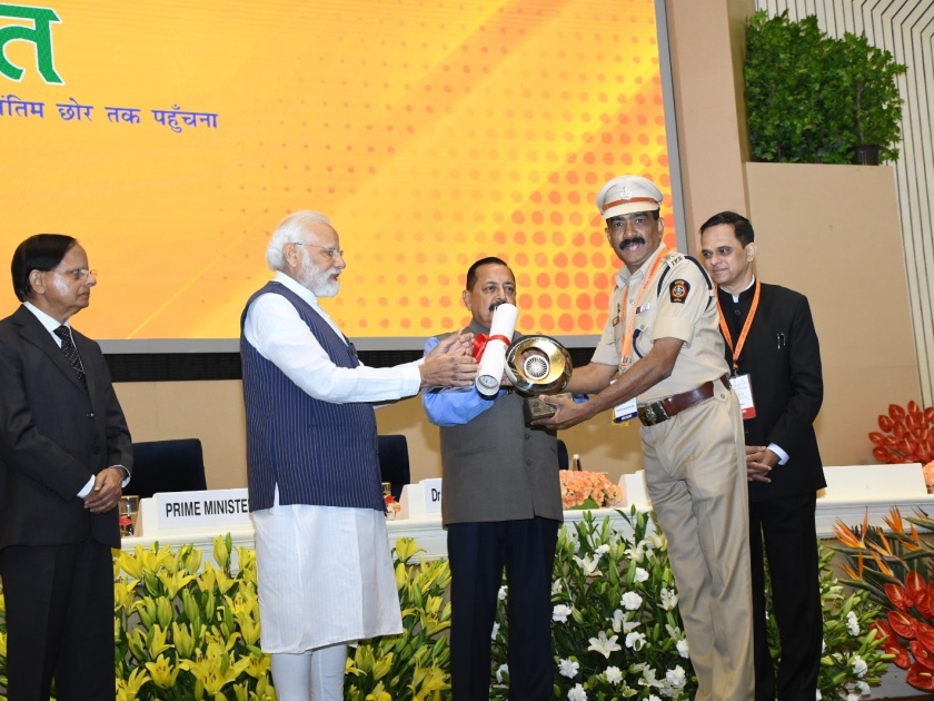 Solapur Rural Police Force felicitated by Prime Minister Narendra Modi | सोलापूर ग्रामीण पोलिस दलाचा पंतप्रधान नरेंद्र मोदींच्या हस्ते सन्मान