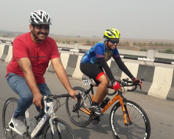 Unique tribute to Snehal Malichi Maharaj; Cycling 100 km from Kharghar to Raigad | स्नेहल माळीची महाराजांना अनोखी मानवंदना; खारघर ते रायगड 100 किमी सायकलिंग