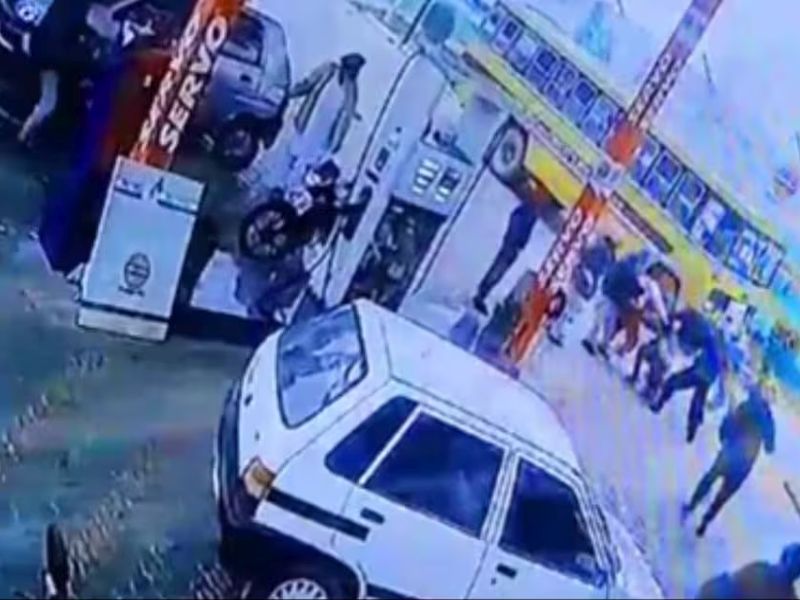 In Punjab, there was a dispute with a petrol pump owner over the price of oil. After an argument over this, the pump owner fired at the young man | पेट्रोल घेण्यासाठी तरुण पोहचला; दरावरुन बाचाबाची झाली अन् पंप मालकाने झाडली गोळी!