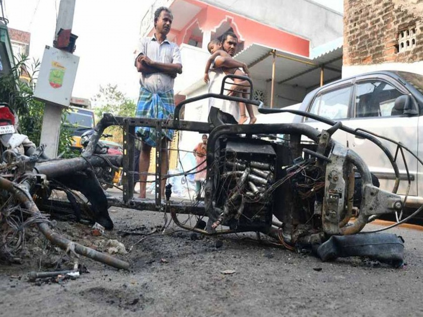 Electric Scooter Fire: Horrible! Electric scooter catches fire, daughter and father dies in Tamilnadu Vellore | Electric Scooter Fire: भयावह! इलेक्ट्रीक स्कूटर पेटली, वडिलांसह त्यांना भेटायला आलेल्या मुलीचा मृत्यू