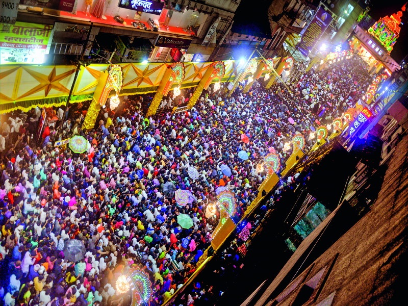 ganesh festival 2019 : Roads too short for enthusiastic devotees Huge crowd to see the decoration og ganesh mandal | गणेश महोत्सव 2019: उत्साही भाविकांना रस्ते पडले अपुरे ; आरास पाहण्यास प्रचंड गर्दी