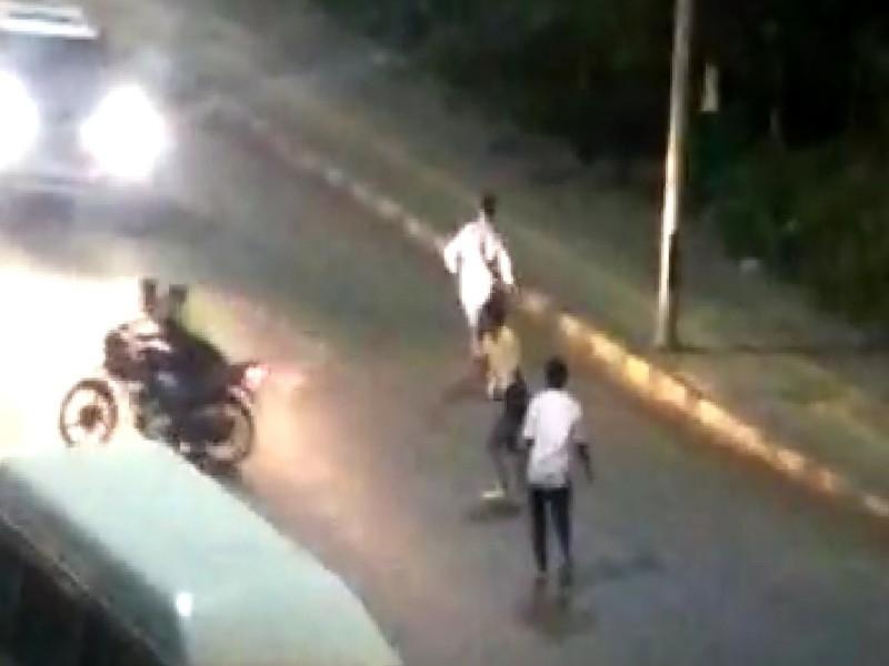 VIDEO : Vandalism of vehicles by two Alcoholic people; incident in the Pimpri | VIDEO : दोन मद्यपींचा भररस्त्यात धिंगाणा; ये-जा करणाऱ्या वाहनांची कोयत्याने तोडफोड