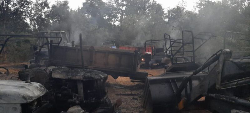 Big event! Naxals set fire to 15 tractors, 2 JCBs and a grader vehicle in Gadchiroli |  मोठी घटना! गडचिरोलीत नक्षल्यांनी जाळली तब्बल ११ वाहने; ९ ट्रॅक्टर व २ जेसीबीचा समावेश