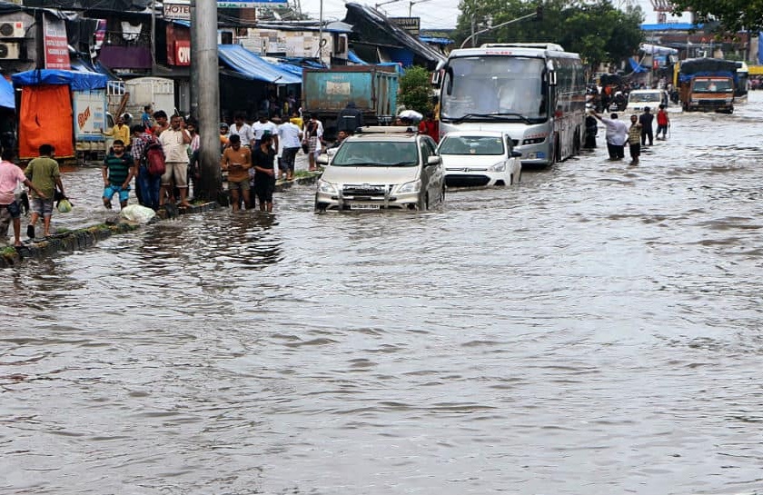 Officials rush to clear Mumbai of floods | मुंबई पूरमुक्त करण्यासाठी अधिकाऱ्यांची धावपळ