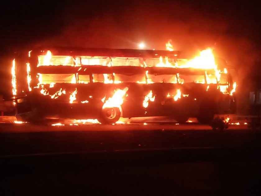 Travels in front of the Tivasa police station caught fire; Luckily the passengers in the bus were safe | Video: तिवसा पोलीस स्टेशनसमोर धावत्या ट्रॅव्हल्सनं पेट घेतला; सुदैवाने बसमधील प्रवाशी सुखरूप