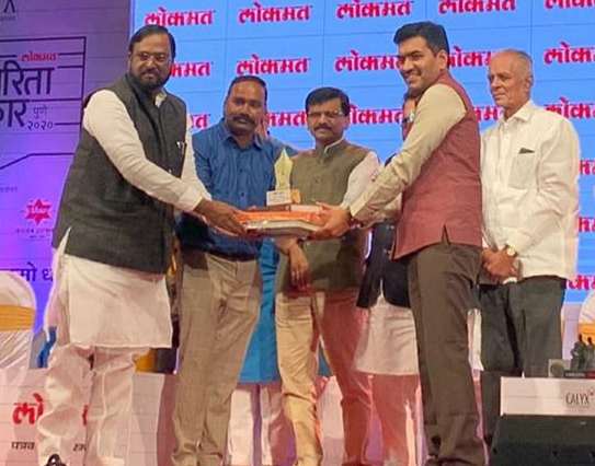 'Lokmat' honors journalists in Pune in a ceremonial ceremony | दिमाखदार सोहळ्यात पुण्यातील पत्रकारांचा ‘लोकमत’ने केला गौरव