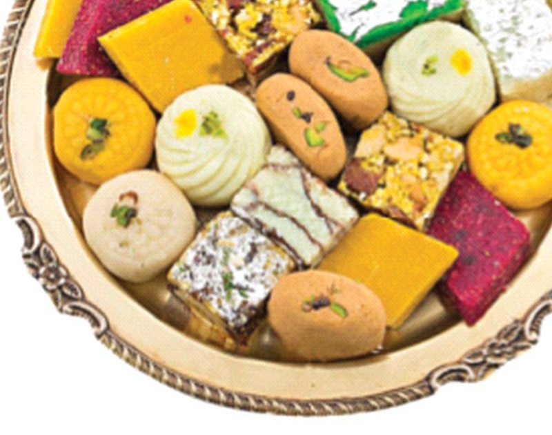 Eat sweets, but also look outdated | मिठाई खा, पण आऊटडेटेडही पहा