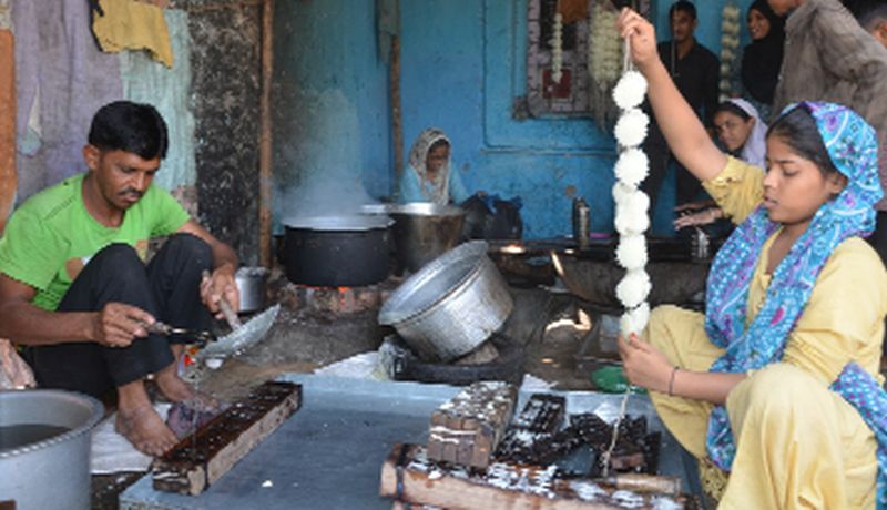 Long time for the city's market for Holi | शहरातील बाजारपेठेत होळीसाठी लगबग