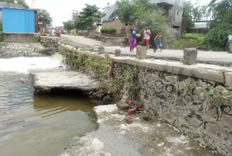 Repair of bridges connecting villages | गावांना जोडणाऱ्या पुलाची दुरवस्था