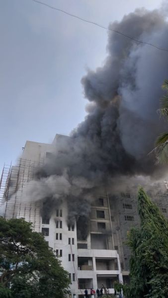 Fire in the hospital under newly-upgraded hospital | नागपुरात नवनिर्माणाधीन रुग्णालयाला आग