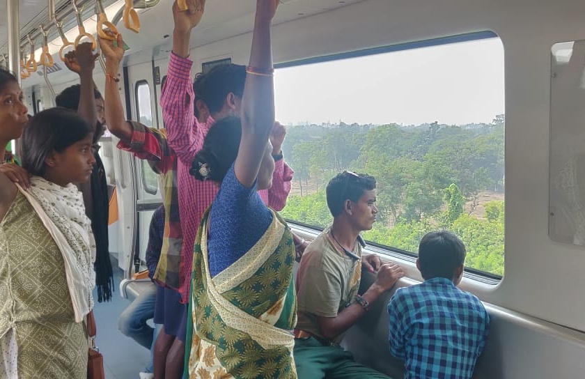 Gadchiroli people visits Nagpur metro stations | नागपूर मेट्रो स्टेशन्सवर उमटली गडचिरोलीच्या रानावनातली पावले