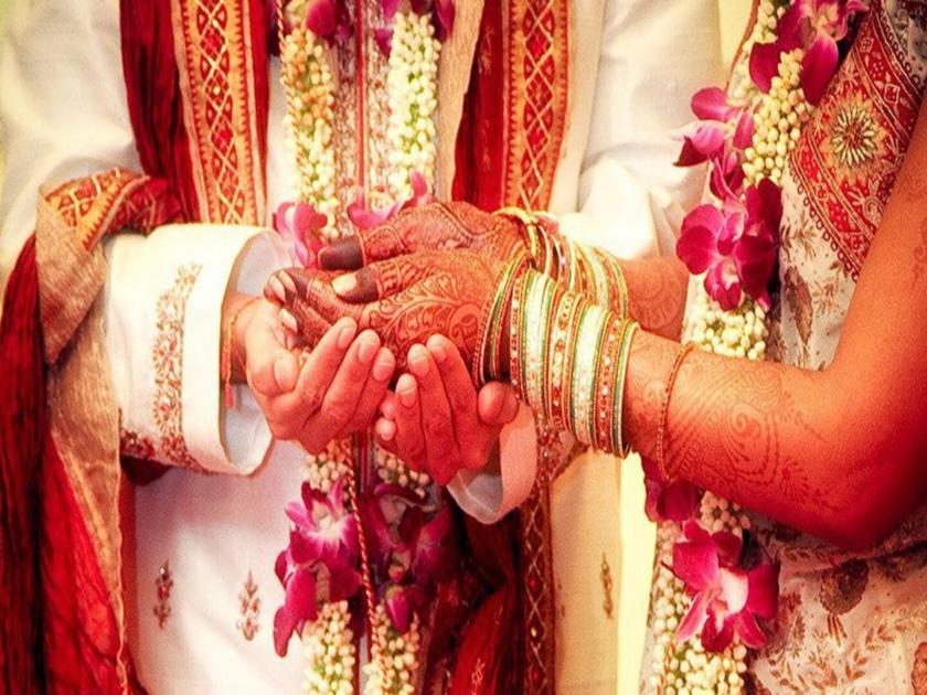 Viral Video : Wedding album spoiled due to flood so woman wants to have second marriage | पुरामुळे खराब झाला लग्नाचा अल्बम म्हणून महिलेला करायचंय दुसरं लग्न, पती 'कोमात'