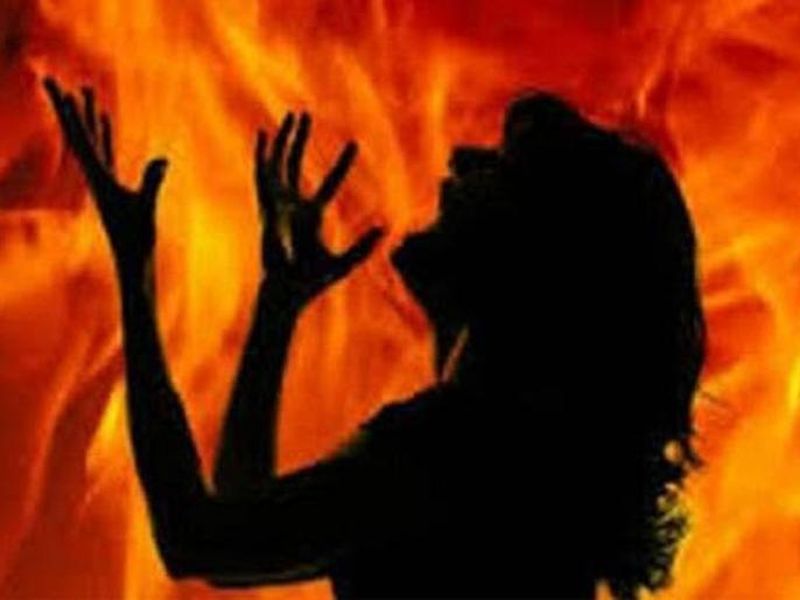 hinganghat burning case Female lecturer burnt alive in Maharashtra's Wardha | 'माझ्या मुलीची अशी अवस्था करणाऱ्यालाही जिवंत जाळा', पीडितेच्या आईचा संताप