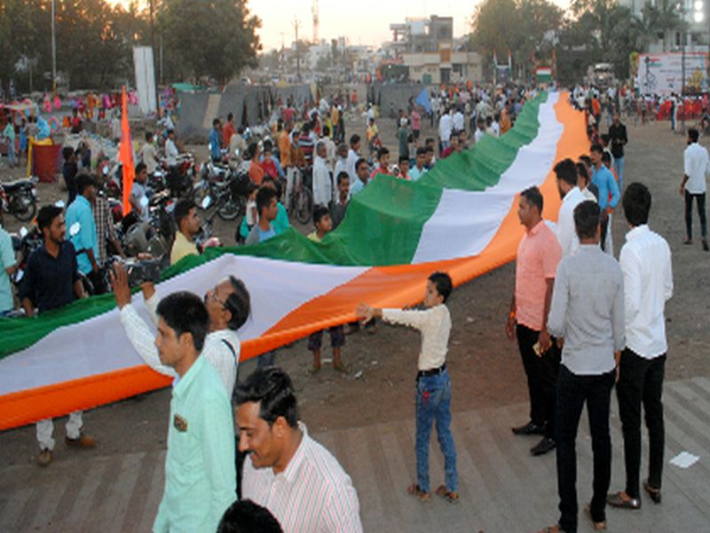 The 1111-long tri-color rallies at Shirpur | शिरपूर येथे ११११ लांबीचा तिरंगा रॅली