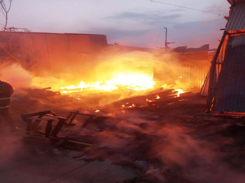 Fire at Lakadganj saw machine factory, timber market in nagpur | लकडगंज आरा मशीन कारखान्याला आग, साहित्य जळून खाक
