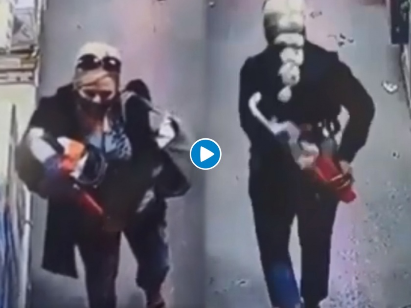 Woman attempt to steal chainsaw by hiding it in her pants hilarious video goes viral | Viral: महिलेची चोरी करण्याची पद्धत पाहून व्हाल हैराण, लोकांना आवरत नाहीये हसू