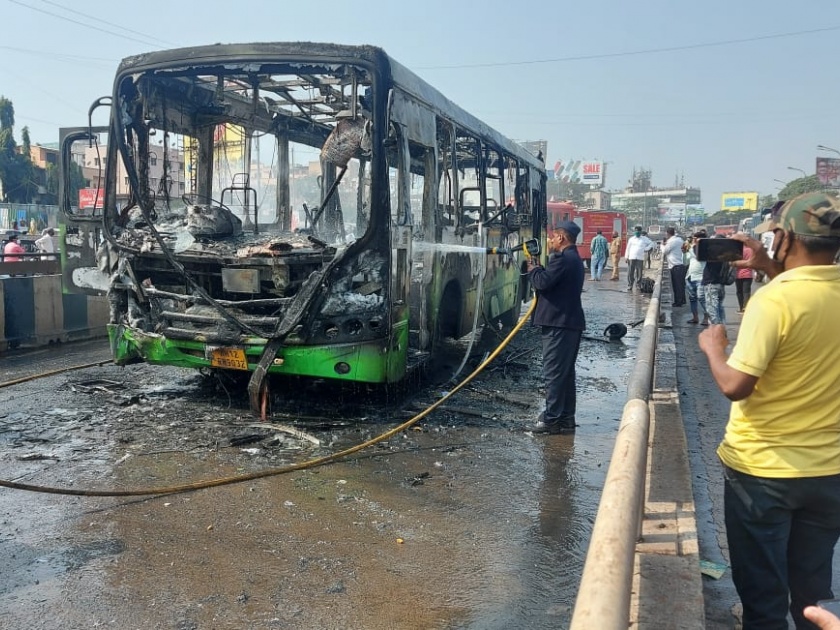 one dead as a PMPML bus catches fire in Kharadi area in Pune. | पुण्यात पेटत्या बसचा थरार : अपघातानंतर पीएमपीएमएलची बस जळून खाक, तरुणाचा मृत्यू