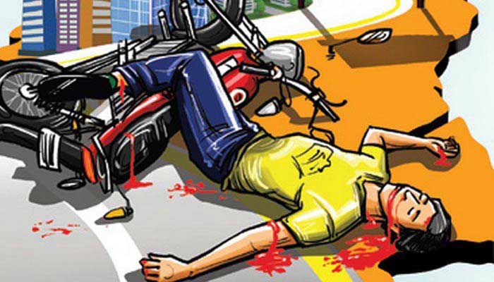 Baramati: A youth on a two-wheeler died on the spot in an accident on Phaltan roadरस्त्यावरील दुतर्फा वाढलेली काटेरी झाडे-झुडपे वाहनचालकांच्या मृत्यूस आता कारणीभूत ठरू लागली आहेत.  | बारामती - फलटण रस्त्यावरील अपघातात दुचाकीस्वार तरुणाचा जागीच मृत्यू