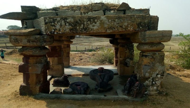 Who will pay attention to this ancient temple ?; Chandrapur District | या प्राचीन मंदिराकडे कोण लक्ष देणार?; चंद्रपूर जिल्हा