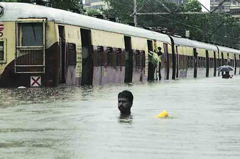 Article on Mumbai Flooded completed 14th years | तुम्ही मृत्युपंथाला लागला आहात!