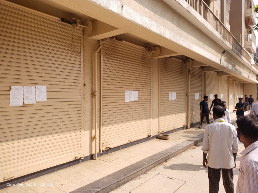 9 shops built in the basement of the vehicle were demolished | वाहन तळाच्या जागेत बांधलेली ९ दुकाने तोडली 