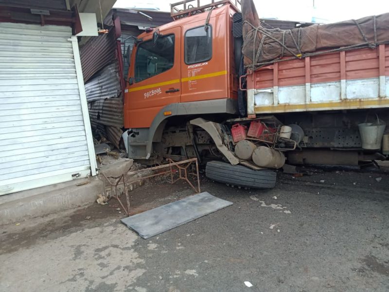 A truck rammed into the bus stand; Incidents in Amravati district | कोळशाने भरलेला ट्रक घुसला बसस्टँडच्या रसवंतीमध्ये; अमरावती जिल्ह्यातील घटना