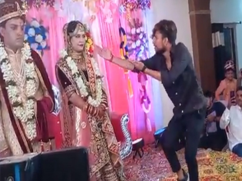 Viral video of boy did sallu bhai style dance in front of the bride groom kept watching | VIDEO : लग्नात स्टेजवर येऊन नवरीसमोर नाचला तरूण, पण काहीच न करता भाव नवरदेव खाऊन गेला