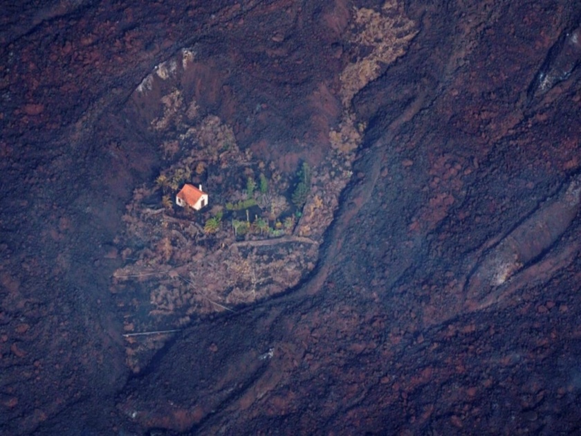 Worlds luckiest house stands alone after miraculously surviving volcano in Spain | हे आहे जगातील सर्वात भाग्यवान घर, कारण वाचून तुम्हालाही बसणार नाही विश्वास