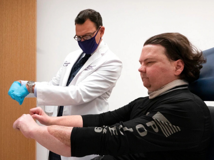 New Jersey man Joe Dimeo got new face hand in transplant surgery now learning how to smile pinch | 'या' तरूणाला मिळालं नवं जीवन, डॉक्टरांनी लावला दुसऱ्याचा चेहरा आणि दोन्ही हात...