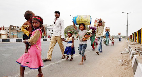 Lockdown makes Solapur a junction for migrant workers! | रात्रभर पायी प्रवास; सोलापूर बनले स्थलांतरित मजुरांचे जंक्शन !
