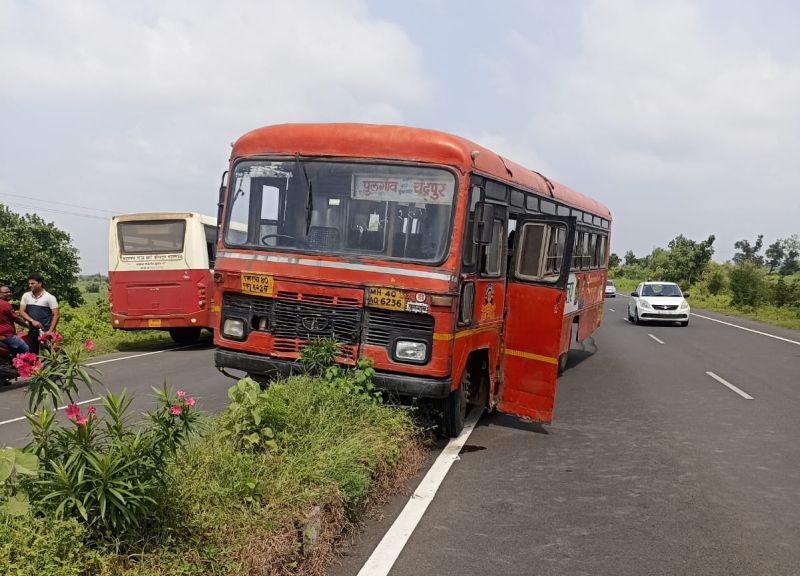 As the condition of the driver worsened, the running bus of Pulgaon Agara got on the divider | चालकाची प्रकृती बिघडल्याने पुलगाव आगाराची धावती बस चढली दुभाजकावर
