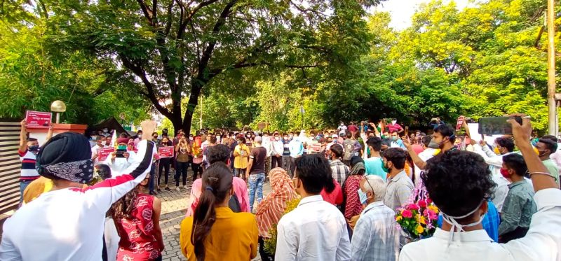 Growing crowd of Nagpurites in front of Tukaram Mundhe's residence since morning | सकाळपासूनच तुकाराम मुंढे यांच्या निवासस्थानासमोर नागपूरकरांची वाढती गर्दी