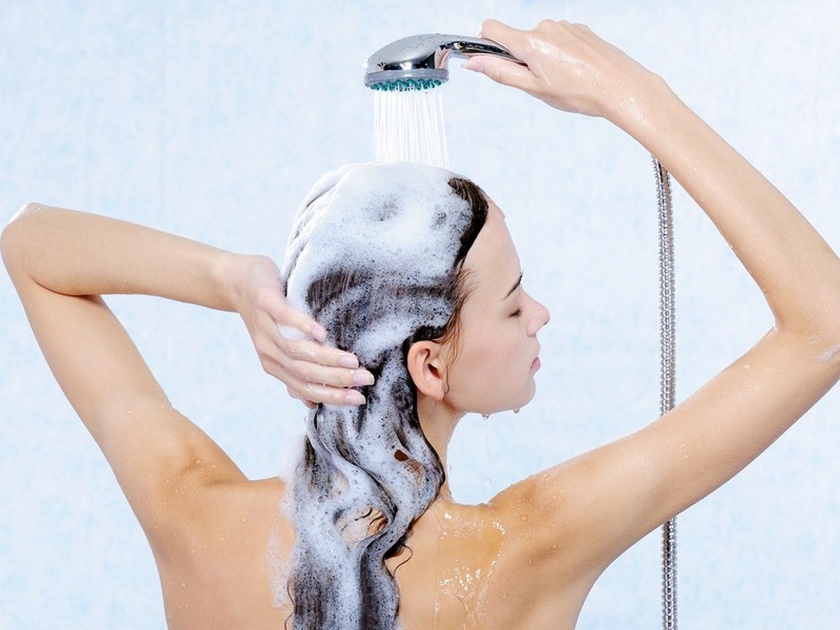 How to take care of your hairs | रात्री केस धूत असाल तर पडू शकतं महागात... जाणून घ्या का खराब होतात केस