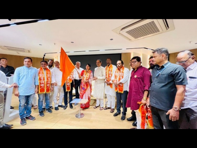 Forum's Leena Gard holds the Sena flag in the presence of Uddhav Thackeray and joins the Shiv Sena Thackeray faction | फोरमच्या लीना गरड यांच्या हातात सेनेचा झेंडा उद्धव ठाकरेंच्या उपस्थितीत शिवसेना ठाकरे गटात प्रवेश  