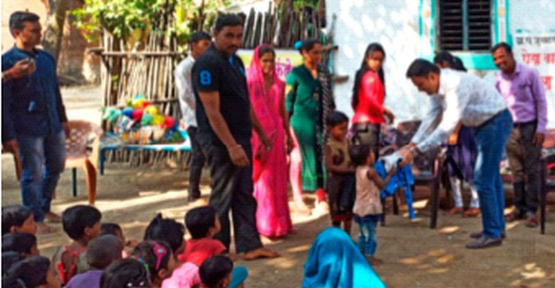 Diwali 'sweet' by giving clothes to children in Pada | पाड्यावरील बालकांना कपडे देवून दिवाळी केली ‘गोड’