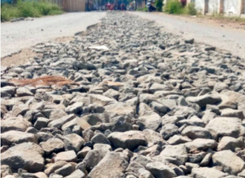 Devpurkar was annoyed by the dug roads | खोदलेल्या रस्त्यांमुळे देवपूरकर वैतागले