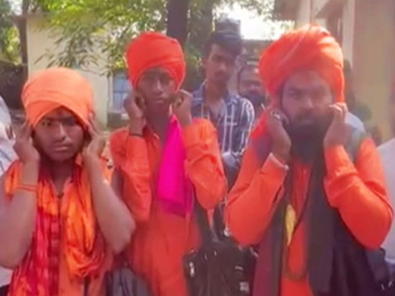 In Pali village in Alibaug, this saffron bhondubaba was extorting money from women by performing fake miracles | भोंदू बाबांचा सुळसुळाट, घरातील महिलांना बनवतात सावज; परळीत सुज्ञ नागरिकांनी केला पर्दाफाश