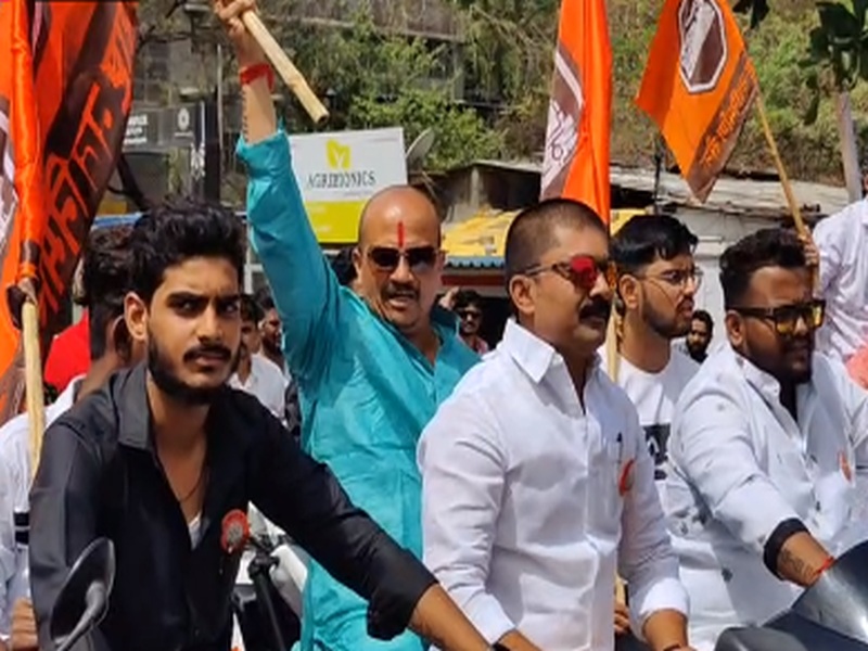 Raj Thackeray: MNS party flag and various announcements; MNS Leader Vasant Raut leaves for MNS Chief Raj Thackeray's meeting place | Raj Thackeray: मनसे पक्षाचा झेंडा हाती अन् विविध घोषणा; वसंत मोरे राज ठाकरेंच्या सभास्थळी रवाना