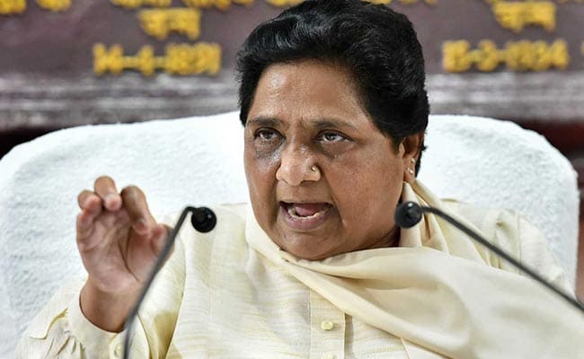 Mayawati is angry over Rahul Gandhi's opposition visit to Kashmir | राहुल गांधींसह विरोधी पक्षातील नेत्यांच्या काश्मीर दौऱ्यावरून मायावती संतापल्या; म्हणाल्या की...