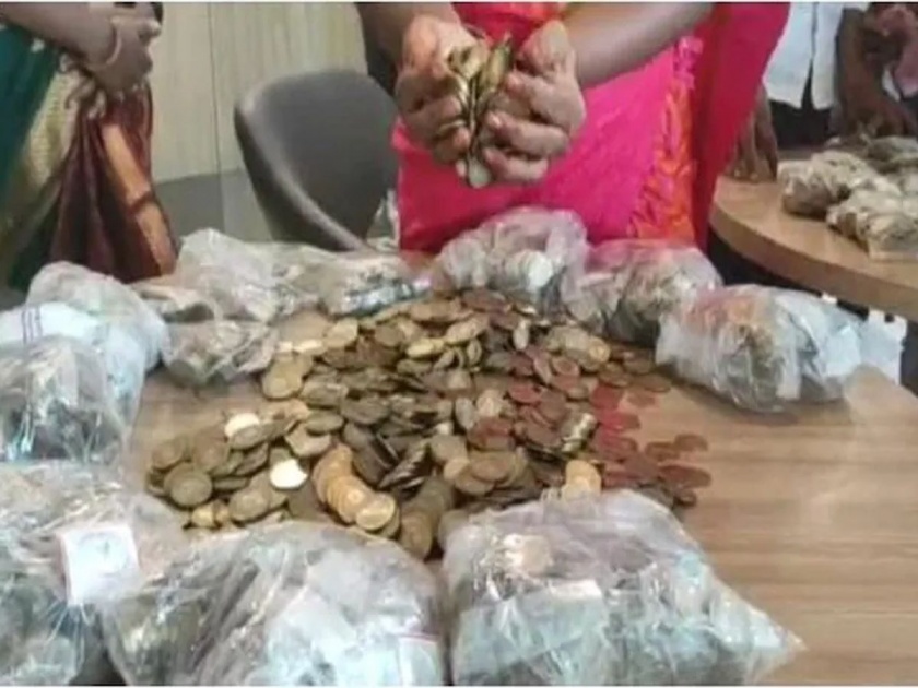 lesson! Tamilnadu's youth collected 10-10 rupees coins and bought a new car to teach lesson to people who not accepting coins as fake | धडा शिकवण्यासाठी! पठ्ठ्याने १०-१० ची नाणी गोळा केली, अन् नवी कोरी कार विकत घेतली