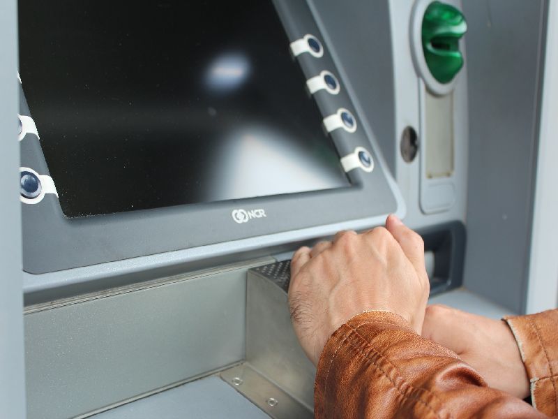 ATM center smolder detained due to alert flutter | सतर्क फुलवाल्यामुळे एटीएम सेंटर फोडणारा अटकेत 